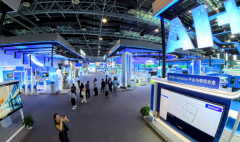 资人兼手艺专家阿齐姆·爱资哈尔正在其撰写的旧